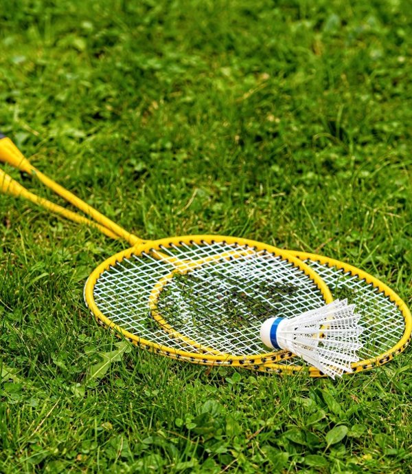 White Shuttlecock On Yellow Badminton Rackets In The Green Grass Shuttlecock Badminton Racket Set T20 R0b7lk